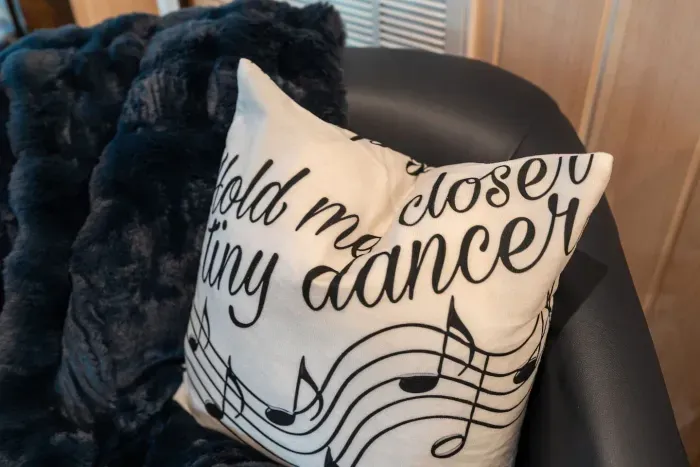 Hold me closer tiny dancer