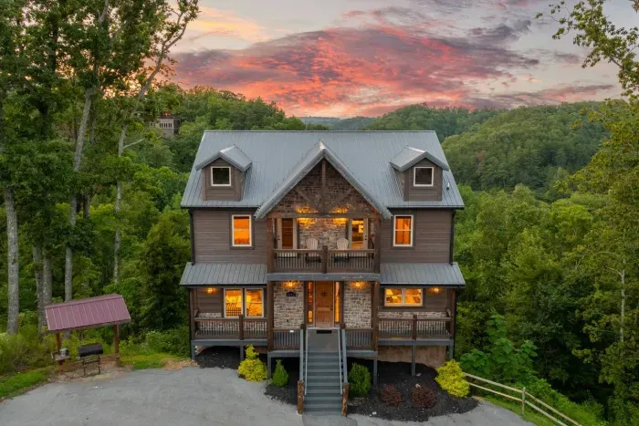 The front of the cabin with free parking.