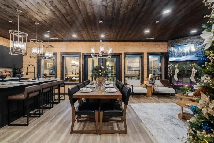 Spacious living and dining area with seating for the whole group