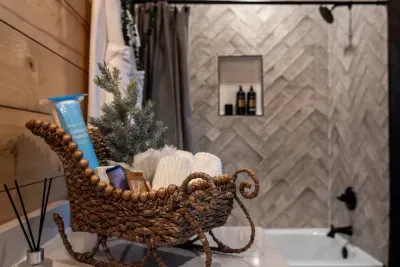 Upper-level bathroom with tub/shower combo