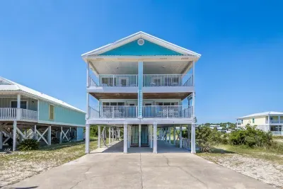 **This property is a Duplex – and this listing is for Unit B Only!** 
Just a **5-minute walk to the beach**, enjoy **private balconies with bay views** and **parking for up to 3 vehicles** on your side. Relax & unwind! ☀️️