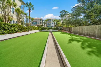 The community bocce ball court, one more easy way to pass an afternoon without leaving the grounds.