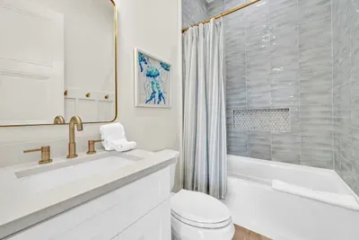 This bath has a full tub, which parents traveling with little ones will appreciate. The jellyfish art keeps it playful.