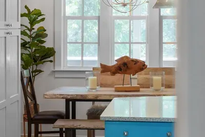 Coastal details throughout, right down to the driftwood on the entry console.