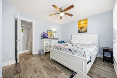 2nd floor queen bedroom