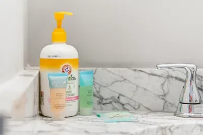 2nd floor bathroom amenities