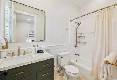 Yes, there’s a tub — a shower-tub combo that’s perfect for bath time with little ones. Fresh towels and toiletries included.