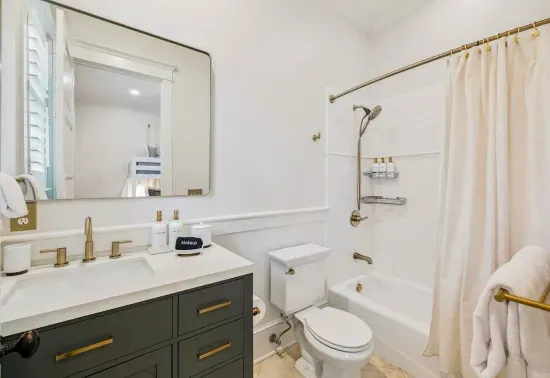 Yes, there’s a tub — a shower-tub combo that’s perfect for bath time with little ones. Fresh towels and toiletries included.