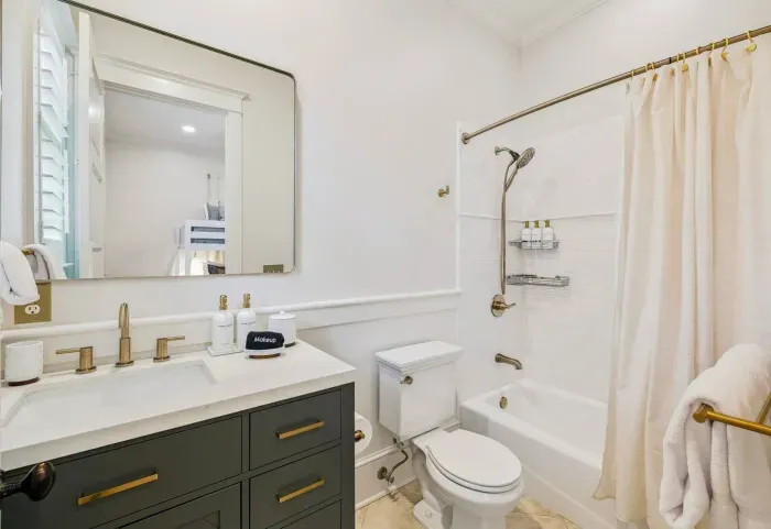 Yes, there’s a tub — a shower-tub combo that’s perfect for bath time with little ones. Fresh towels and toiletries included.