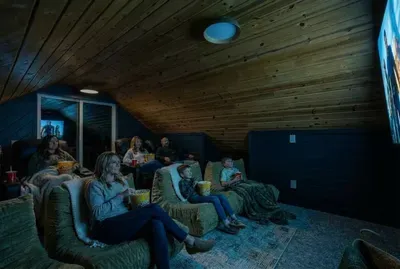 Golf Sim, Sauna, Lakefront Hot Tub & Stargazing - image 6 of 97