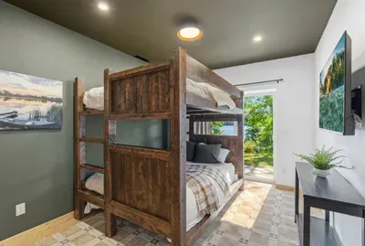 Golf Sim, Sauna, Lakefront Hot Tub & Stargazing - image 39 of 97