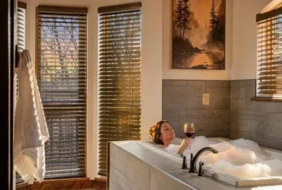 Golf Sim, Sauna, Lakefront Hot Tub & Stargazing - image 14 of 97