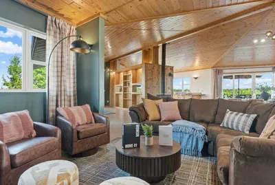 Golf Sim, Sauna, Lakefront Hot Tub & Stargazing - image 35 of 97