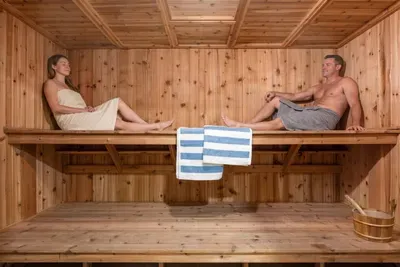 Golf Sim, Sauna, Lakefront Hot Tub & Stargazing - image 10 of 97