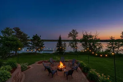 Golf Sim, Sauna, Lakefront Hot Tub & Stargazing - image 40 of 97
