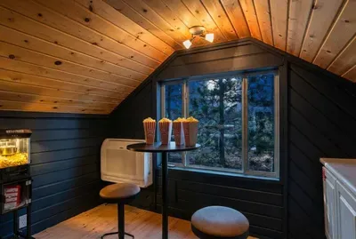 Golf Sim, Sauna, Lakefront Hot Tub & Stargazing - image 37 of 97