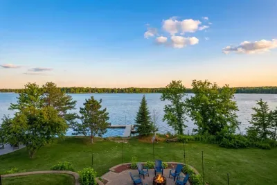 Golf Sim, Sauna, Lakefront Hot Tub & Stargazing - image 50 of 97