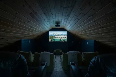 Golf Sim, Sauna, Lakefront Hot Tub & Stargazing - image 21 of 97