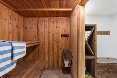 Golf Sim, Sauna, Lakefront Hot Tub & Stargazing - image 76 of 97
