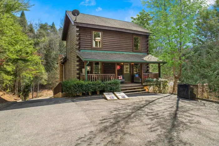 We offer a total of 5 parking spaces: 2 close to the cabin and 3 additional spaces between the treehouse and our property.