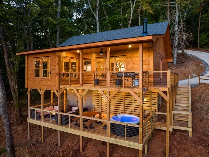 Secluded mountain cabin on top of ridgeline with decks, cozy lounge space, and private hot tub. Handmade farmhouse table.