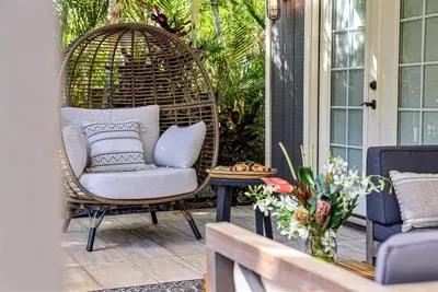 Egg reading chair