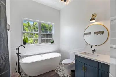 Vintage One Bedroom | The Blue Door on Church Street - image 15 of 51