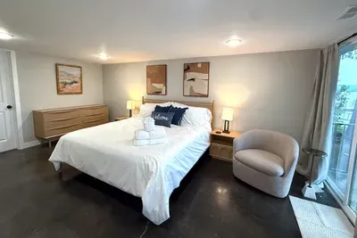 King bedroom downstairs with en-suite full bathroom