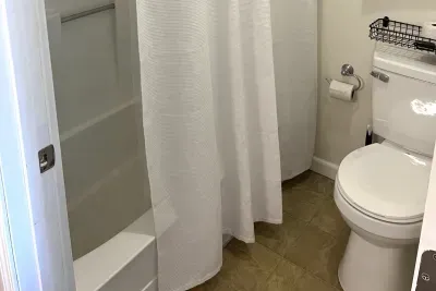 Ful bathroom with bathtub