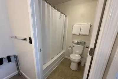Full bathroom with tub/shower