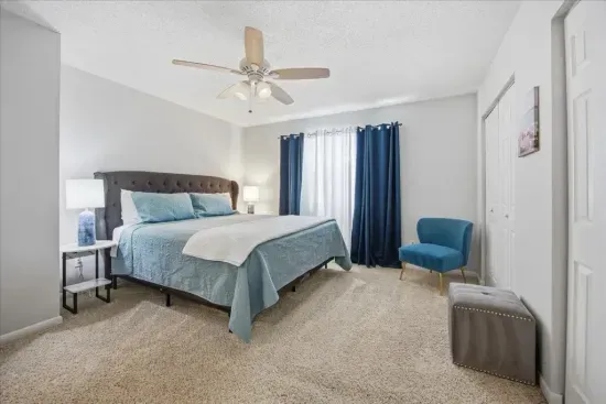 King Bedroom w/ en-suite bath