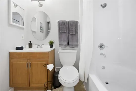 Queen Bedroom En-Suite Bath