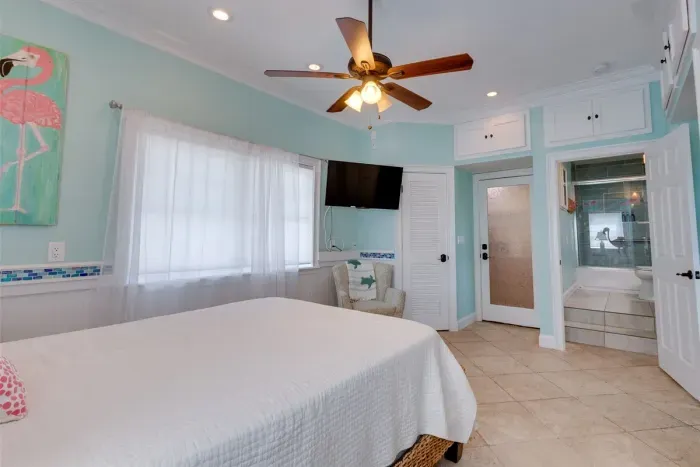 Queen Rm - Downstairs w/ en-suite bathroom