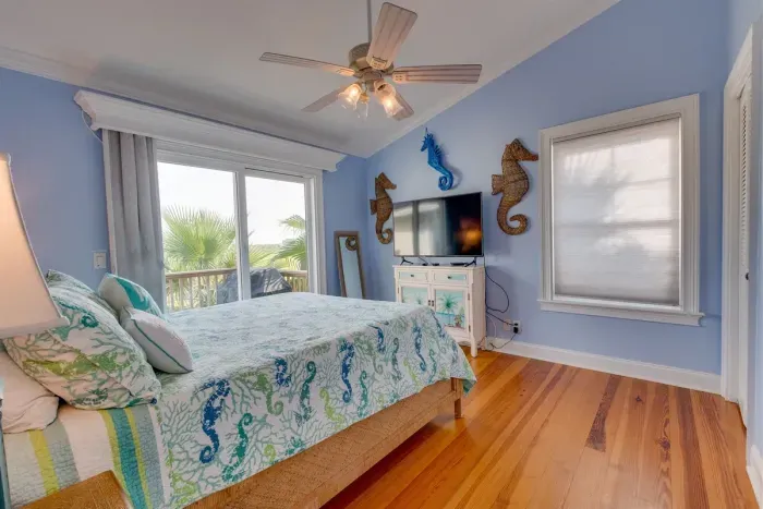 Upstairs Queen room w/ en-suite bathroom