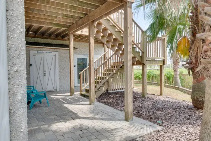 private entrances to the two downstairs bedrooms
