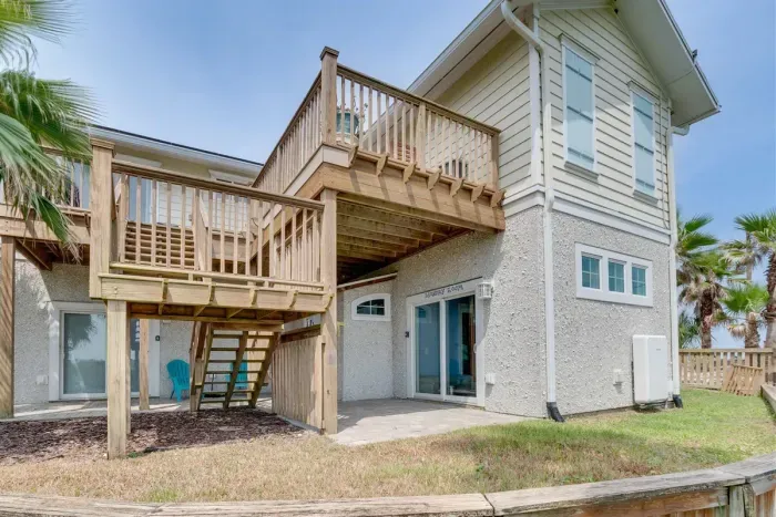 private entrances to the two downstairs bedrooms
