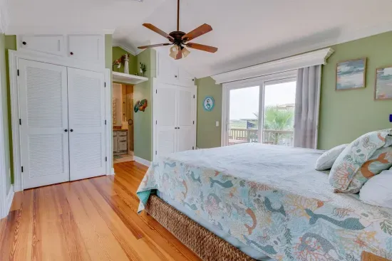 Upstairs master bedroom w/ en-suite bathroom