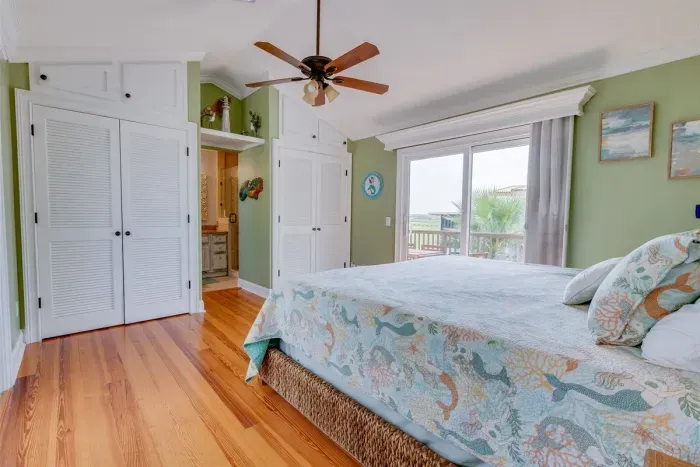 Upstairs master bedroom w/ en-suite bathroom