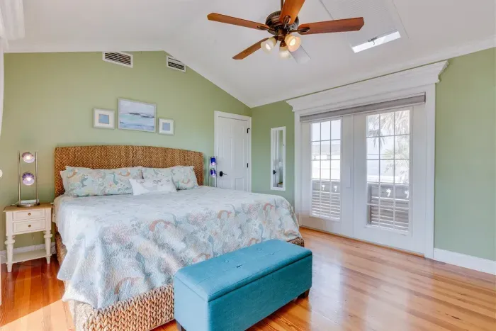 Master Bedroom w/ en-suite bathroom