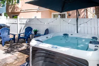 Jacuzzi and Private Back porch w/grill
