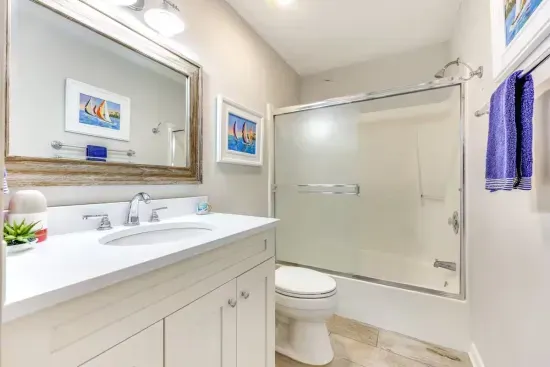 2nd Bathroom with tub