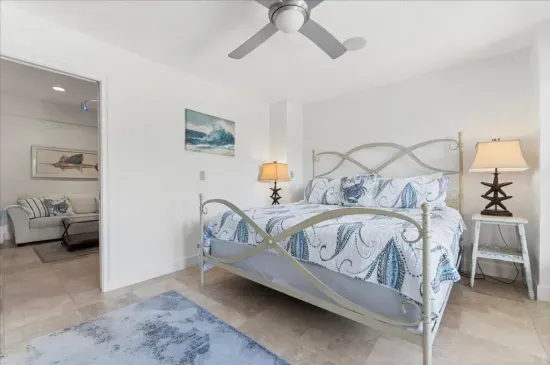 Lower level master suite w/ second living area and kitchenette