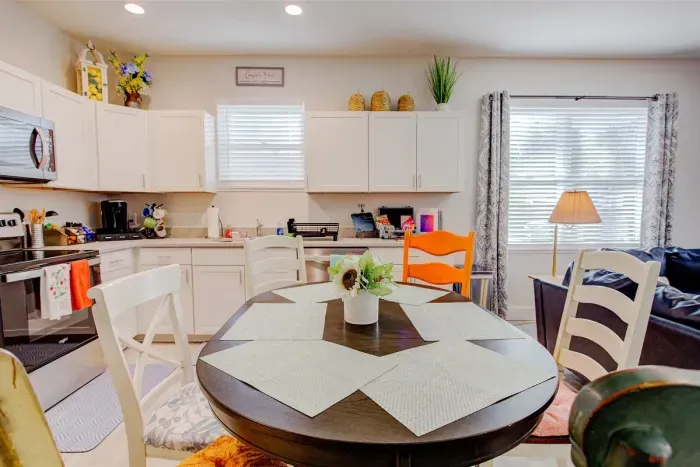 Eat zin Kitchen - Seating for 6