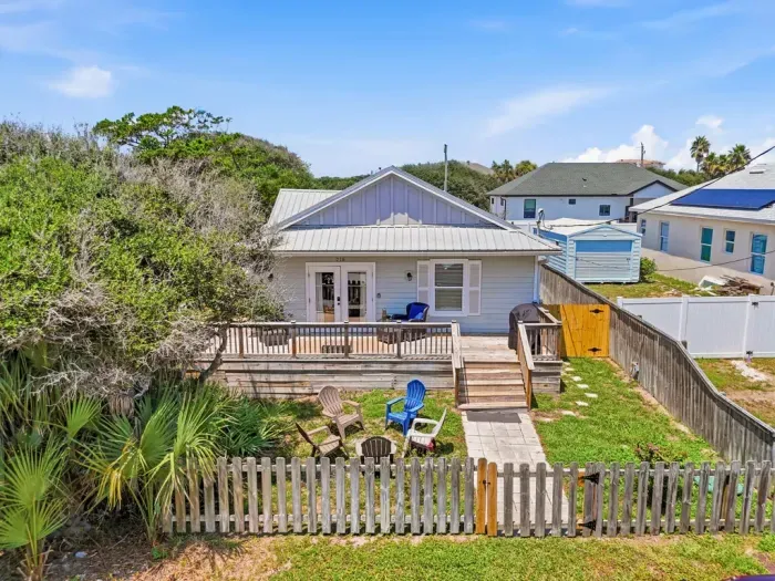 Great Deck and fenced in yard