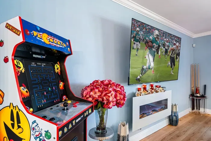 Enjoy playing PAC-MAN as well numerous other games to choose from in this retro Arcade gaming machine!