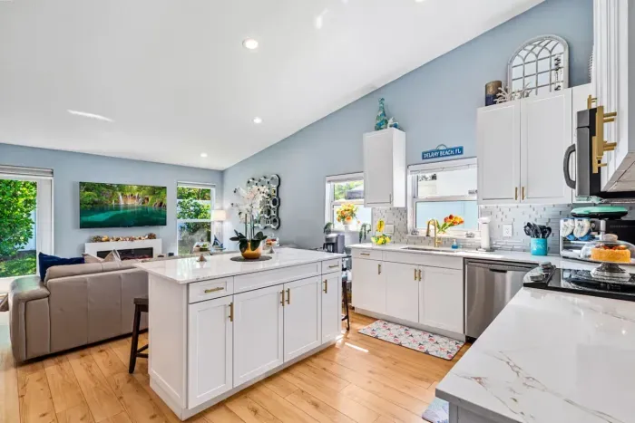 With this fully equipped kitchen, let your chef skills come out! With everything you need to cook up a 3 course gourmet dinner or perhaps just a quick snack. With lots of worktop space available making cooking that much more efficient.