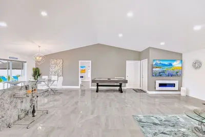 This large open space is a unique experience, allowing everyone to connect with each other at all times! Get ready to create some special memories in this beautiful open space