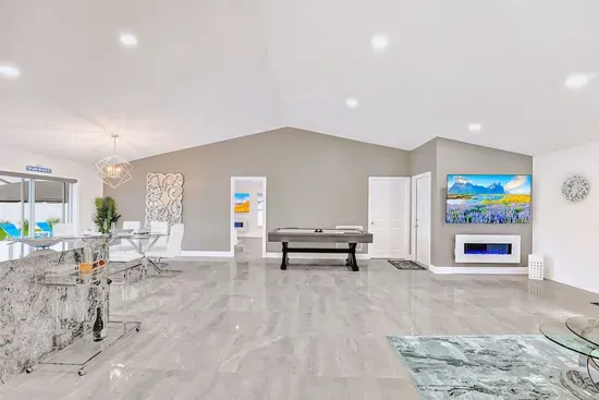 This large open space is a unique experience, allowing everyone to connect with each other at all times! Get ready to create some special memories in this beautiful open space