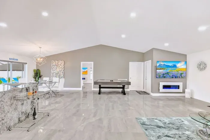 This large open space is a unique experience, allowing everyone to connect with each other at all times! Get ready to create some special memories in this beautiful open space