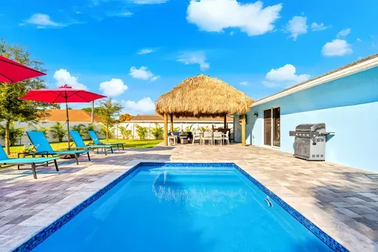 Luxe Heated Pool Home, Tiki Hut, Bar, Air Hockey!